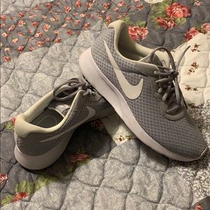 Women’s Nike running shoes. Good condition 😊